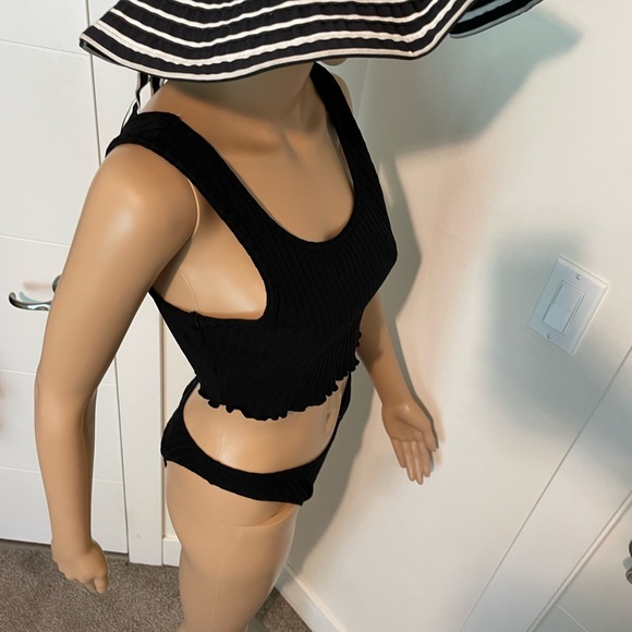 Black tank top bikini fits a size medium kind of ribbed texture - Picture 14 of 16